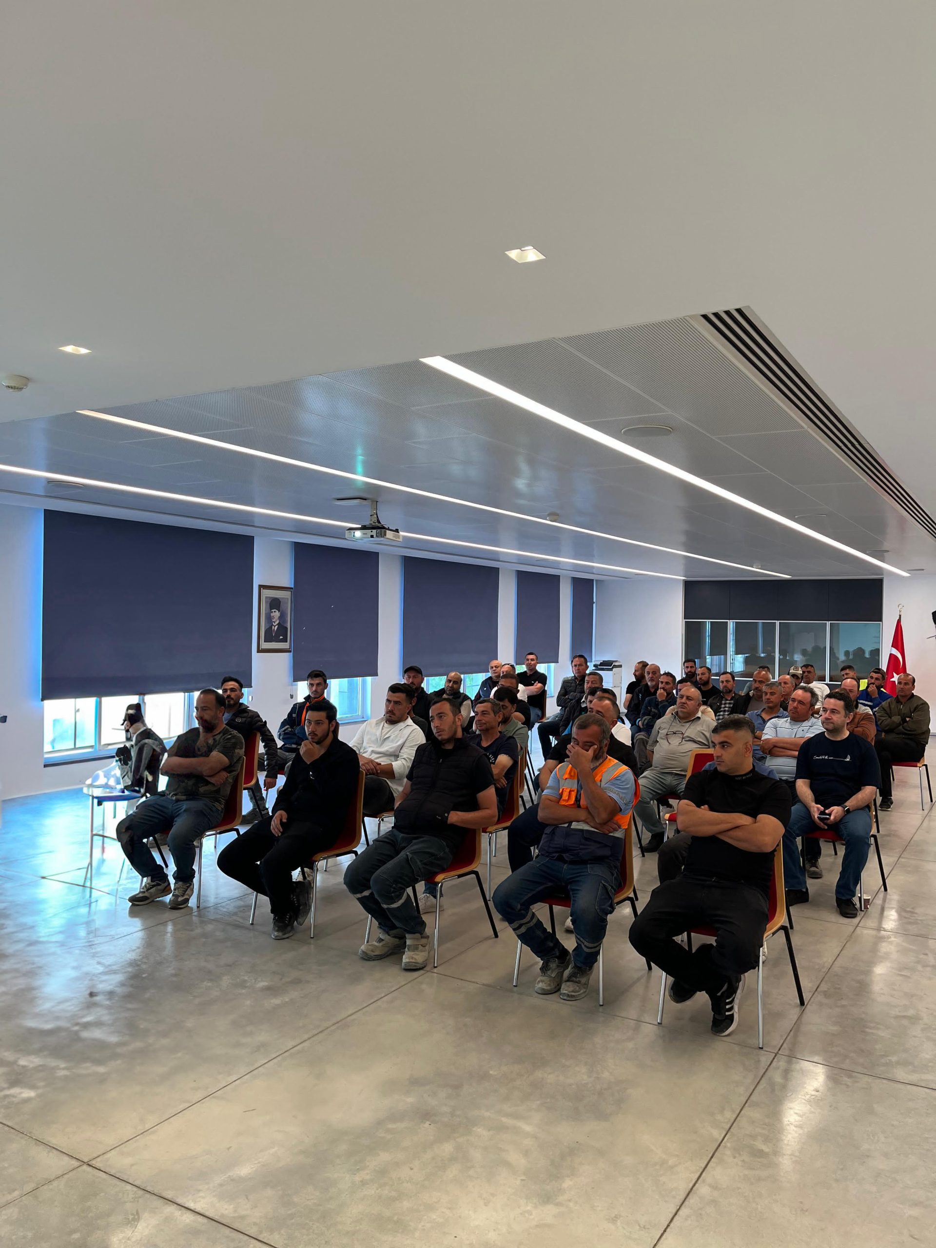 Hazır Beton Şantiye Operasyonlarında Yer Tespit Elemanı ve Beton Pompa Operatörleri için Teknik Emniyet Kuralları eğitimimizi Batıbeton’un İzmir Bornova hazır beton tesisinde düzenledik